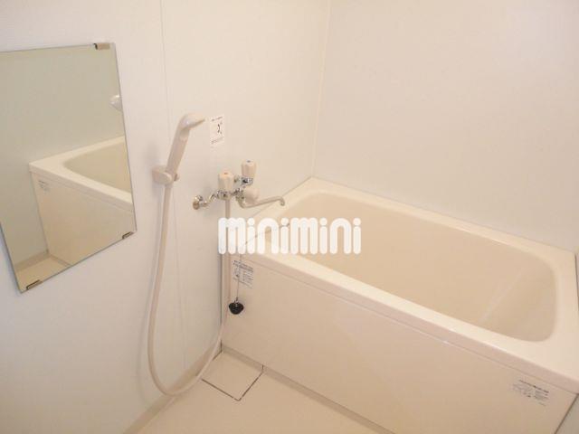 バス・シャワールーム　鏡もあってキレイな浴室