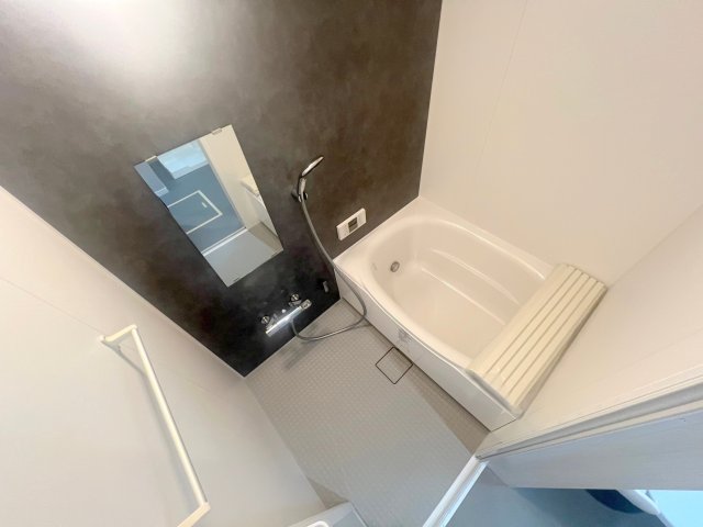 バス・シャワールーム　広めのお風呂は一日の疲れを癒してくれます。