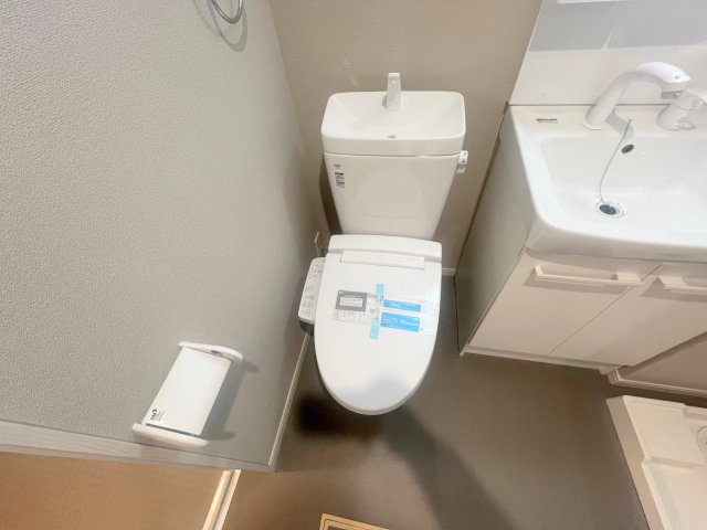トイレ　綺麗なトイレにはウォシュレット標準装備です。