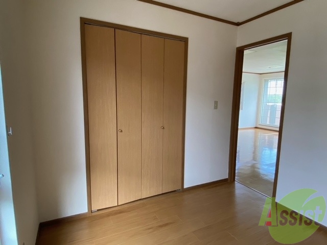 収納　収納はこちらのクローゼットをお使いください。