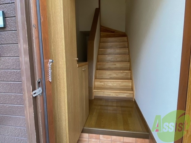 玄関　玄関から撮影しました。敷居が高くなくて安心ですね。