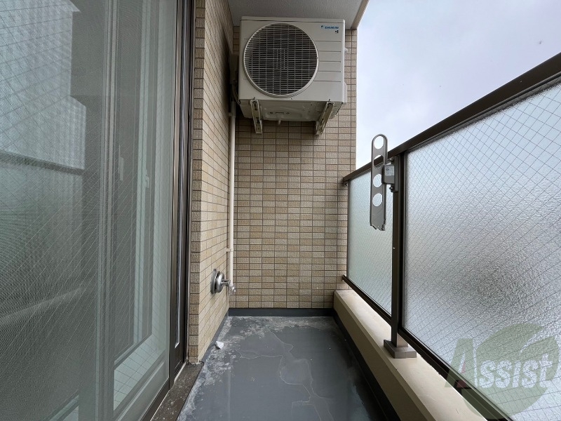 バルコニー　バルコニー。洗濯物がはかどりそうな広さがありますよ。