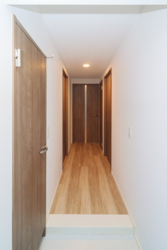 玄関　建築中、１階の写真です。