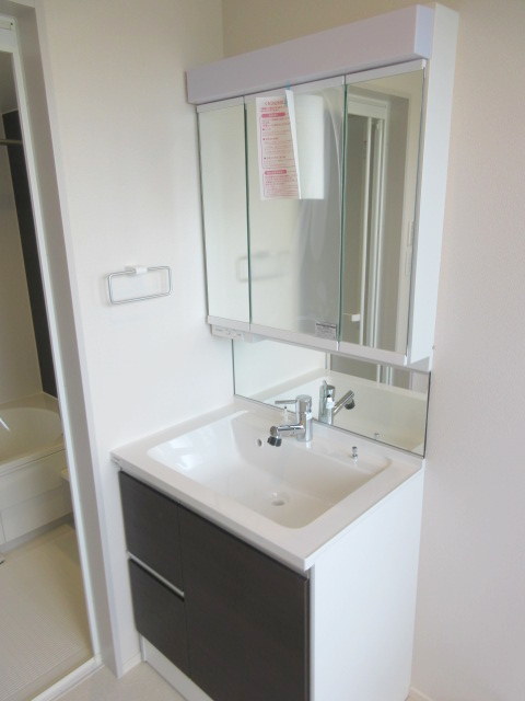 洗面設備　朝の身支度に便利な独立洗面台