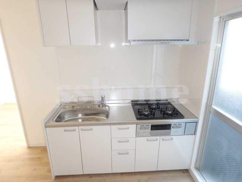 キッチン　3口ガスコンロ付きのシステムキッチン☆