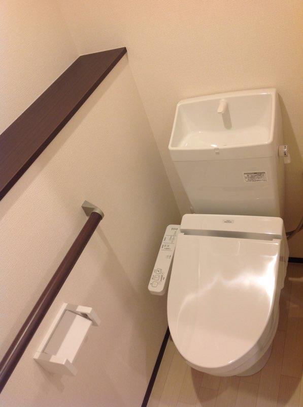 トイレ　快適な温水洗浄便座付きトイレになります。
