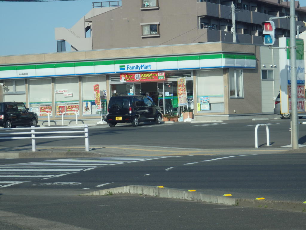 コンビニ　ファミリーマート（コンビニ）まで500m