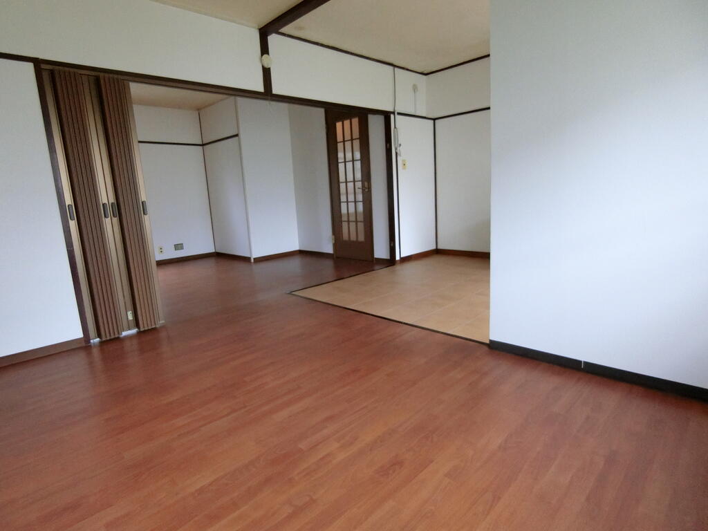 居室・リビング　アコーディオンカーテンを開ければ、16帖超えの広さに！