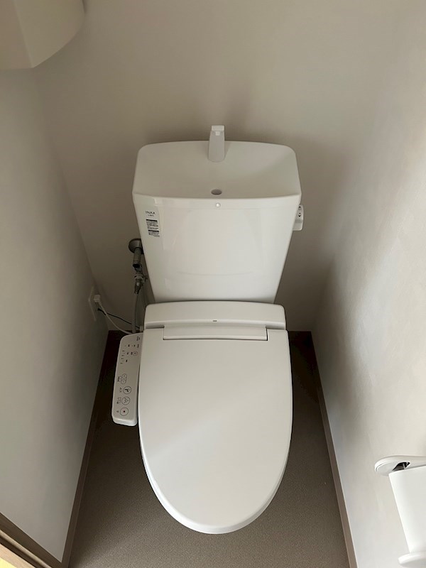 トイレ　トイレは快適な温水洗浄便座付き