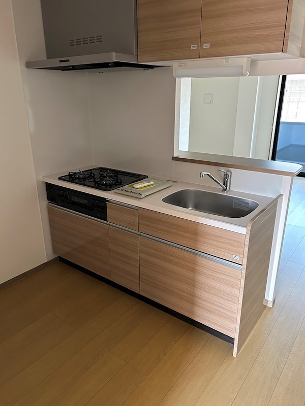 キッチン　３口ガスコンログリル付システムキッチンでお料理ラクラク