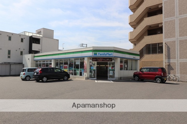 コンビニ　ファミリーマート（コンビニ）まで923m