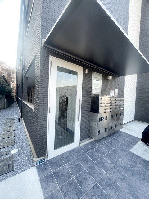 エントランス　西向きです