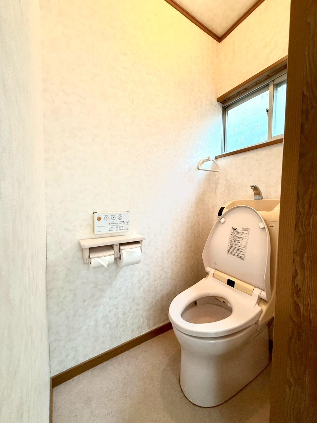 トイレ　温水便座付きトイレです。