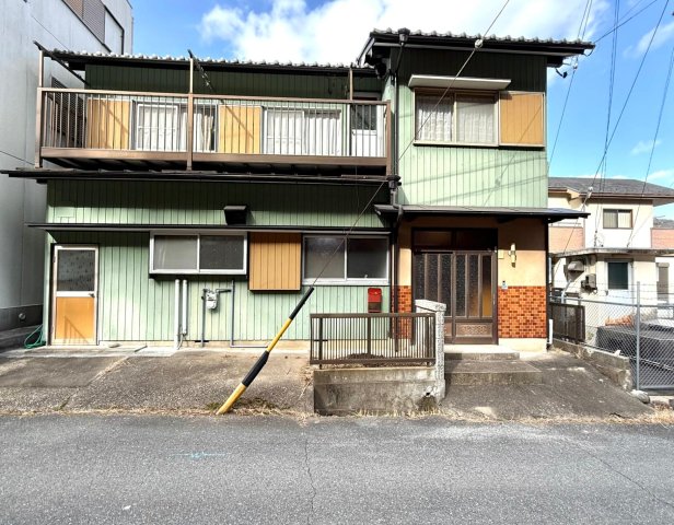 建物外観　家の前面に駐車場があります。