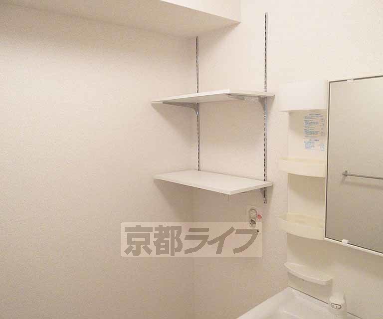 洗面設備　ちょっとの棚が嬉しいですね