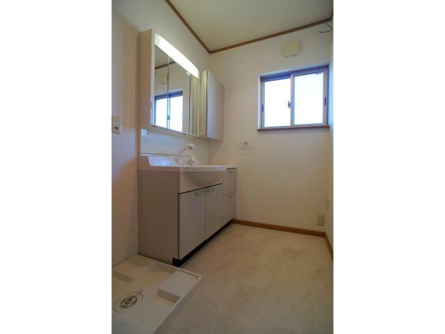 洗面設備　三面鏡付き独立洗面台