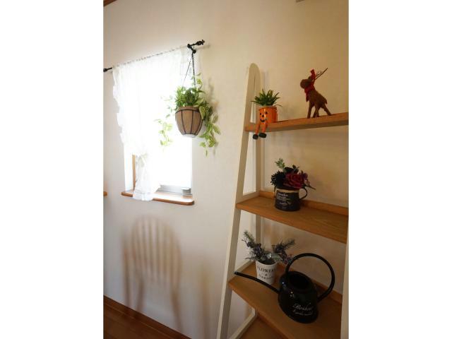 その他部屋・スペース　かわいい小窓にアイアンレール