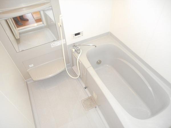 バス・シャワールーム　浴室乾燥機、追い焚き機能付バス！