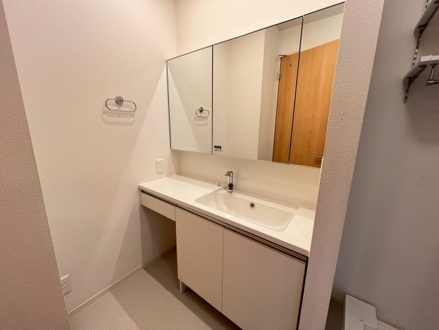 洗面設備　ゆったりとスペースのある洗面所