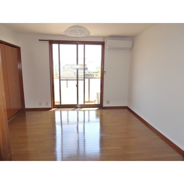 居室・リビング　８帖の広々したフローリングです