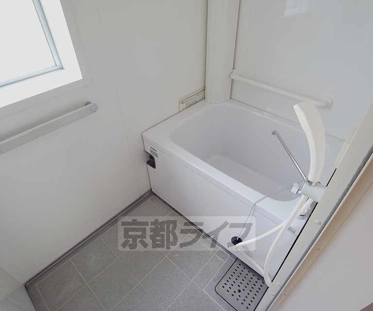 バス・シャワールーム　窓付きの爽やかなお風呂です。