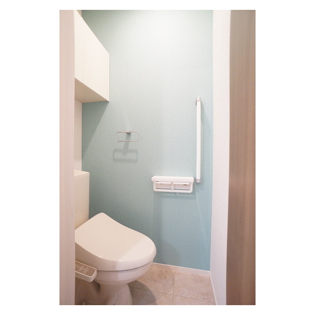 トイレ　気遣いを感じる棚やホルダー