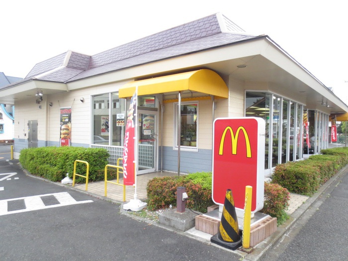 飲食店　マクドナルド1号線大磯店（飲食店）まで610m