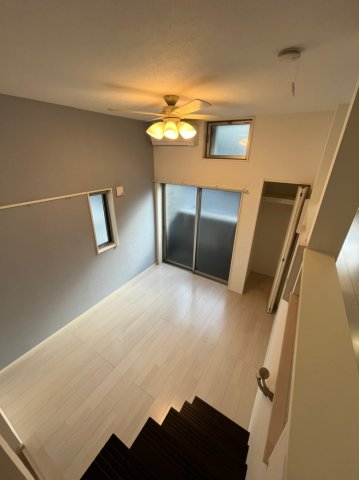 その他設備　手すり付きの階段で昇り降りも安心※同シリーズ物件のモデルルー