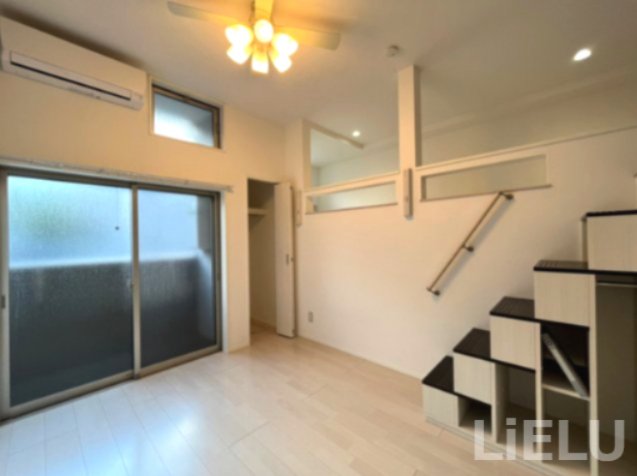 居室・リビング　手すり付きの階段で昇り降りも安心同※シリーズ物件のモデルルー