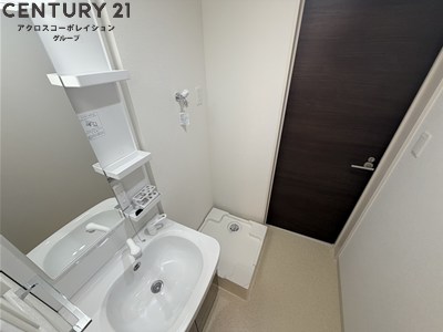 洗面設備　アメニティ収納棚ありの独立洗面台です