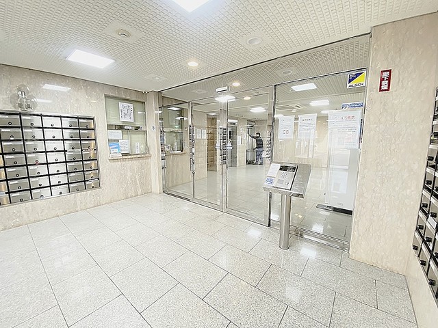 エントランス　オートロック完備＆管理人常駐で安心