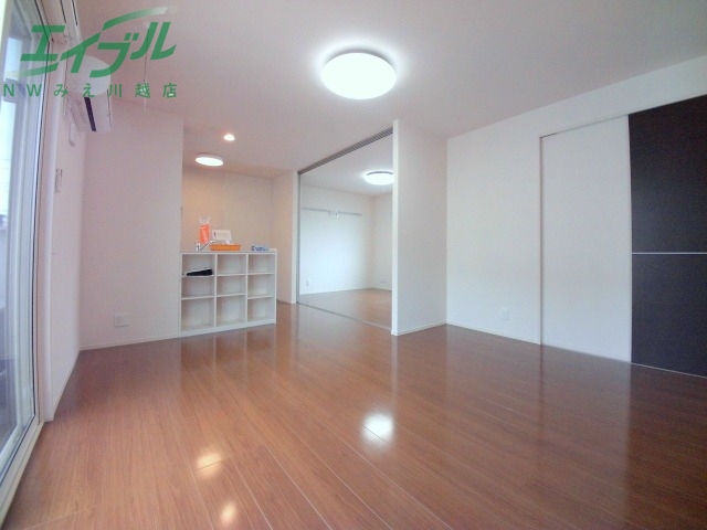 居室・リビング　同物件別室反転タイプ画像