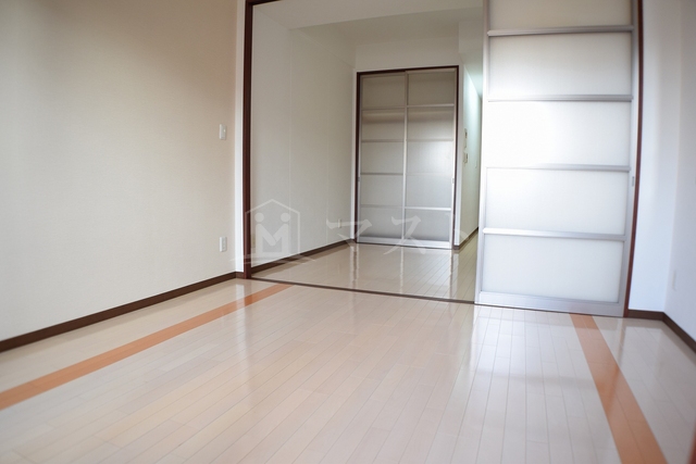 居室・リビング　広々とした室内です。