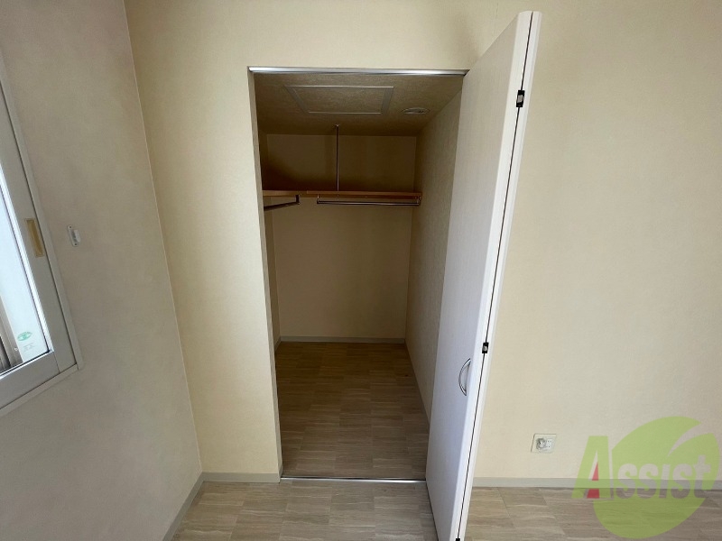 収納　クローゼットは奥行きもあり、荷物が多い方でも安心です。