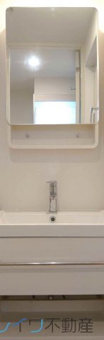 洗面設備　ゆったりとスペースのある洗面所