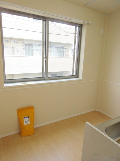 その他　★キッチン側にも大きな窓がございます★