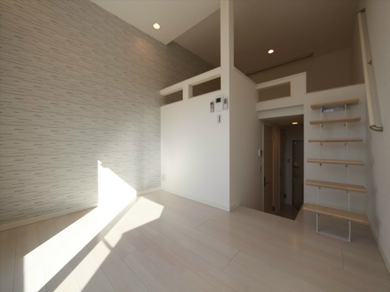 居室・リビング　洋室6.1帖　ロフト5.7帖（収納にも寝室にも使えます）