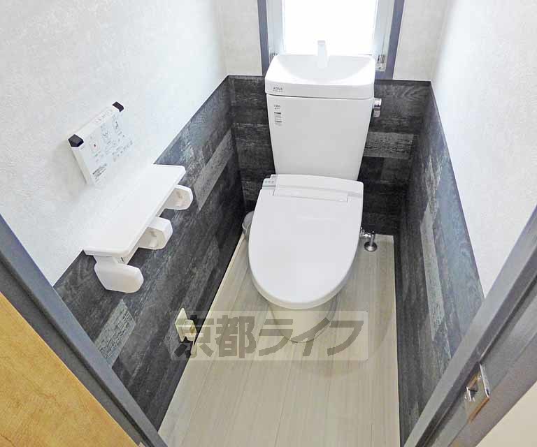 トイレ　ウォシュレット完備。