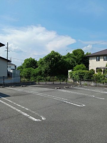 駐車場　車をお持ちの方に嬉しい駐車場付きの物件です