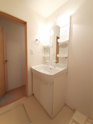 洗面設備　明るい洗面所です