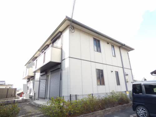 建物外観　全戸南向きのバルコニー。１階はテラスになっていて広いです。