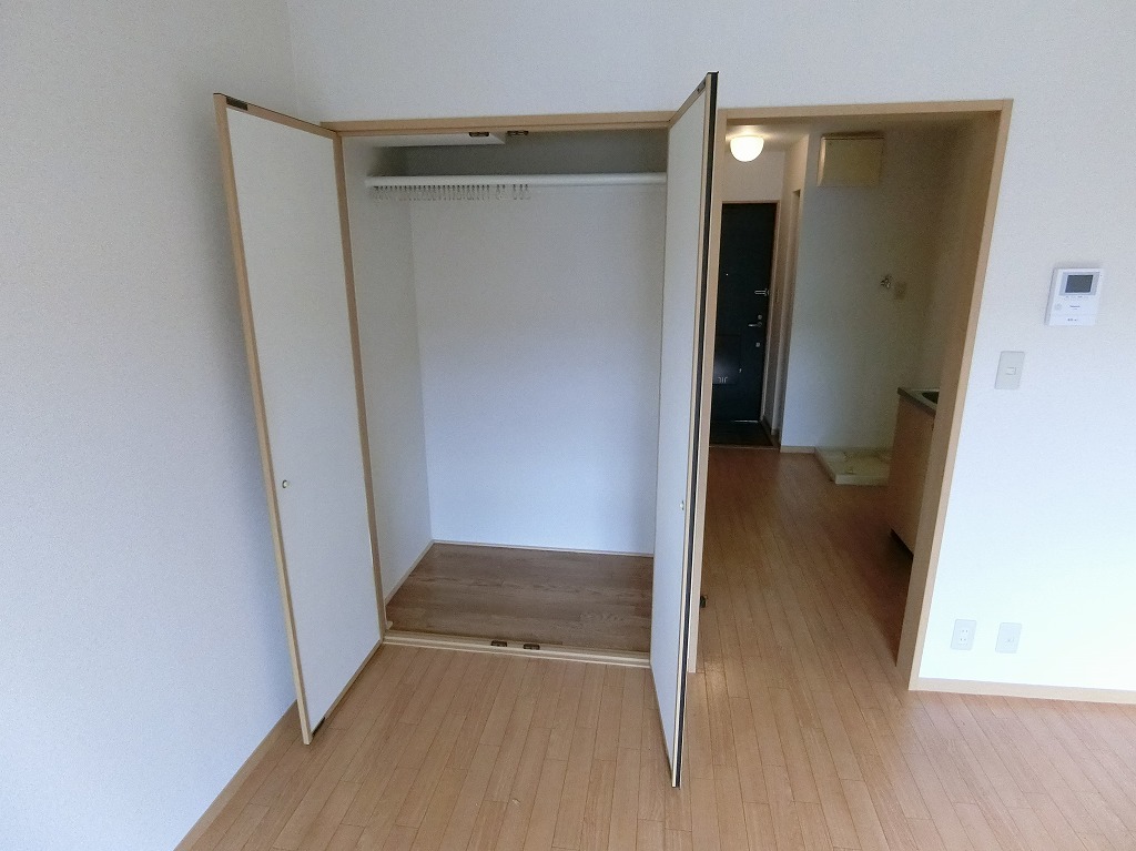 収納　奥行きのあるクローゼット収納