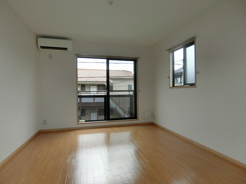 居室・リビング　南向き・前面抜けていて陽当り良好です。エアコン完備