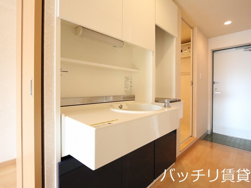 キッチン　別号室写真の為現況を優先致します。