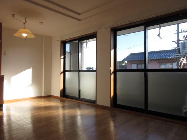 居室・リビング　日当たりの良いリビング