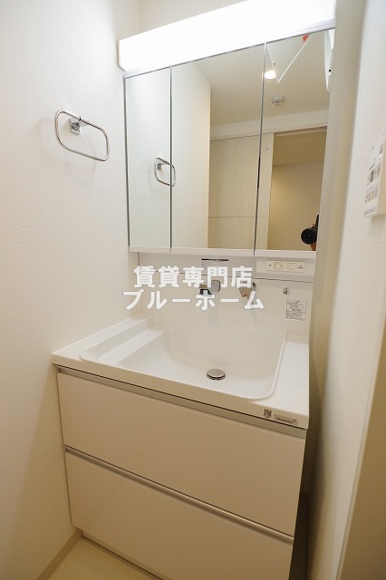 洗面設備　三面鏡独立洗面台あります！