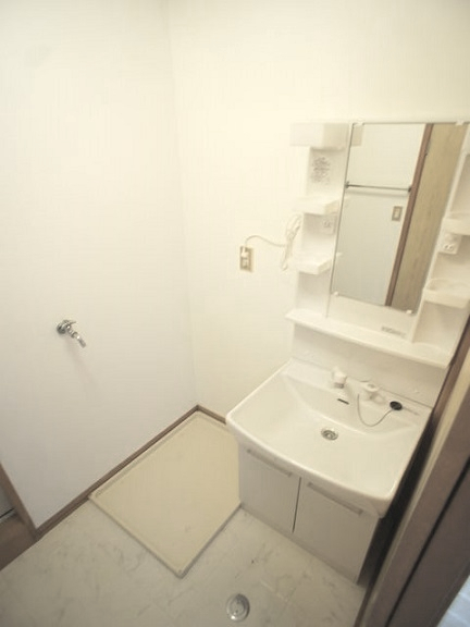 洗面設備　洗髪洗面化粧台と洗濯機置き場があります♪
