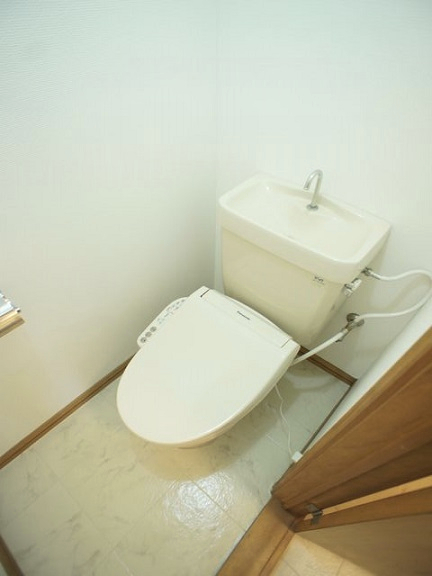 トイレ　温水洗浄暖房便座機能付きです♪
