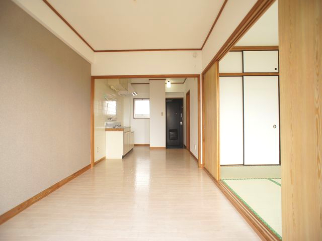 居室・リビング　オープンキッチンになっています♪