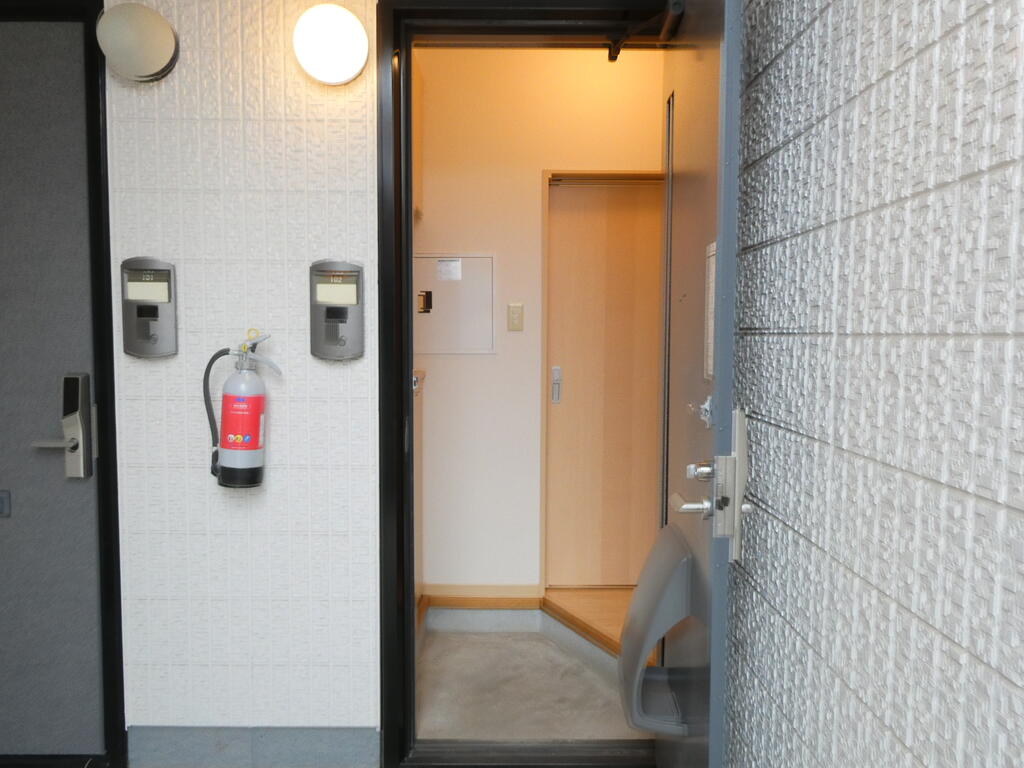 玄関　写真は同アパートの別部屋を使用してあります。